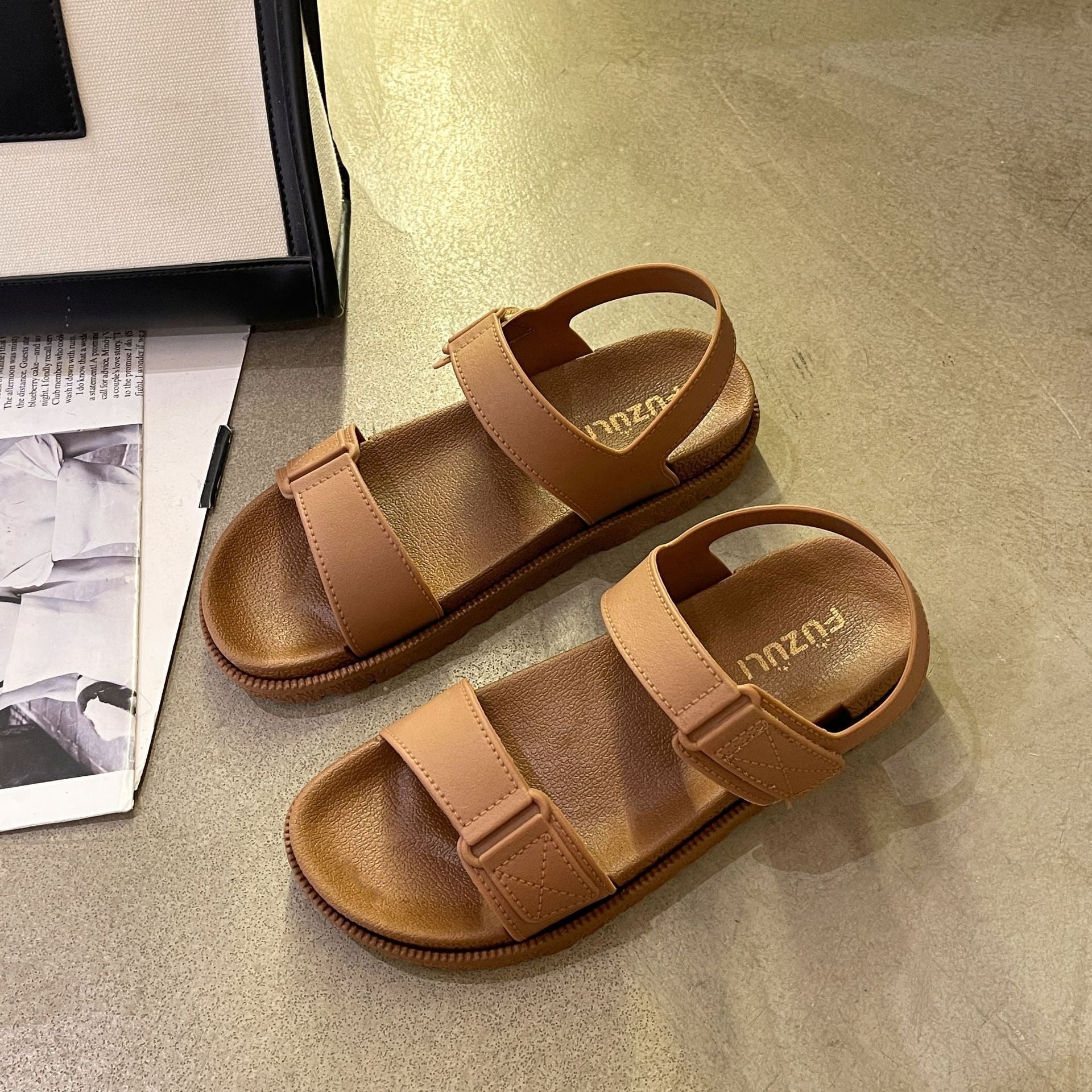 Cognac flade sandaler med bred rem og hælrem med velcro set fra siden på gulv — Venzelo