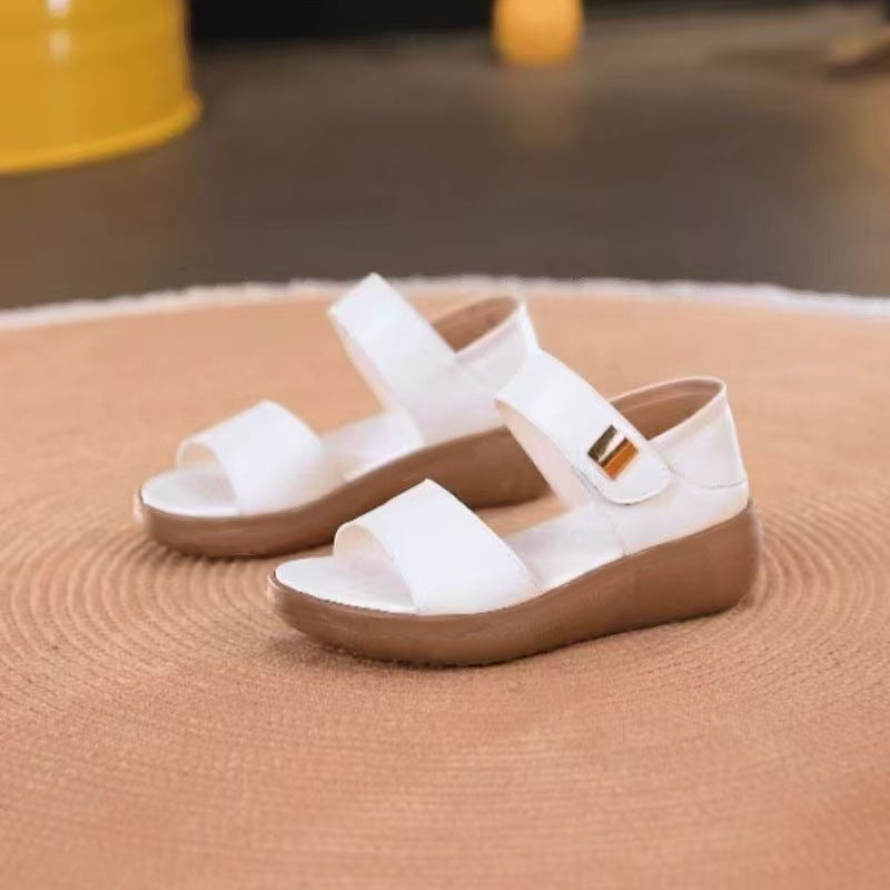 Hvid sandal med velcrostrop og lav brun kilesål set fra siden — Venzelo