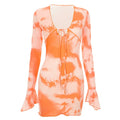Orange tie-dye minikjole forfra med snøredetalje og trompetærmer på hvid baggrund — Venzelo