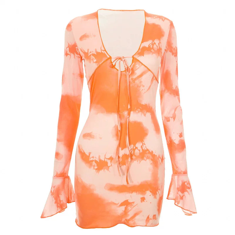 Orange tie-dye minikjole forfra med snøredetalje og trompetærmer på hvid baggrund — Venzelo