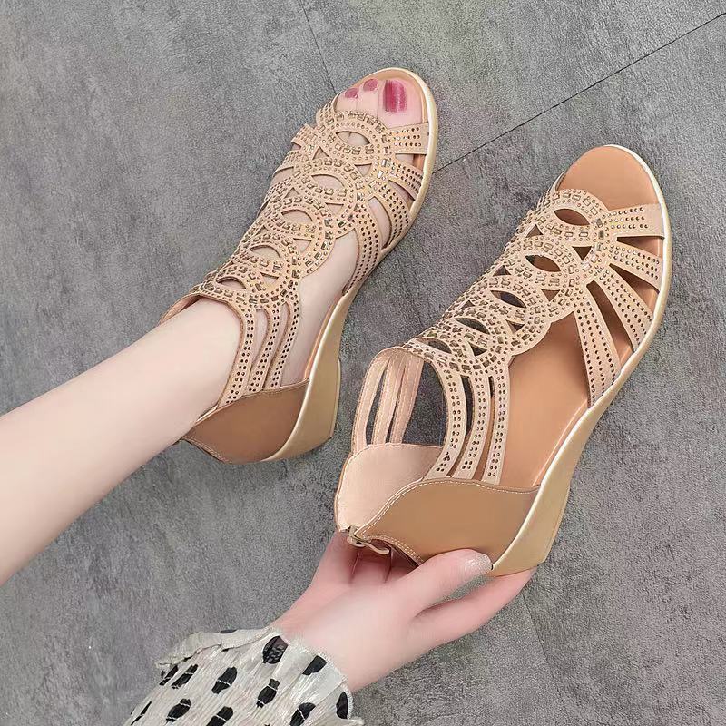 Nude/guld kilehæls sandal med glimmersten set ovenfra, hånd holder sandalen — Venzelo