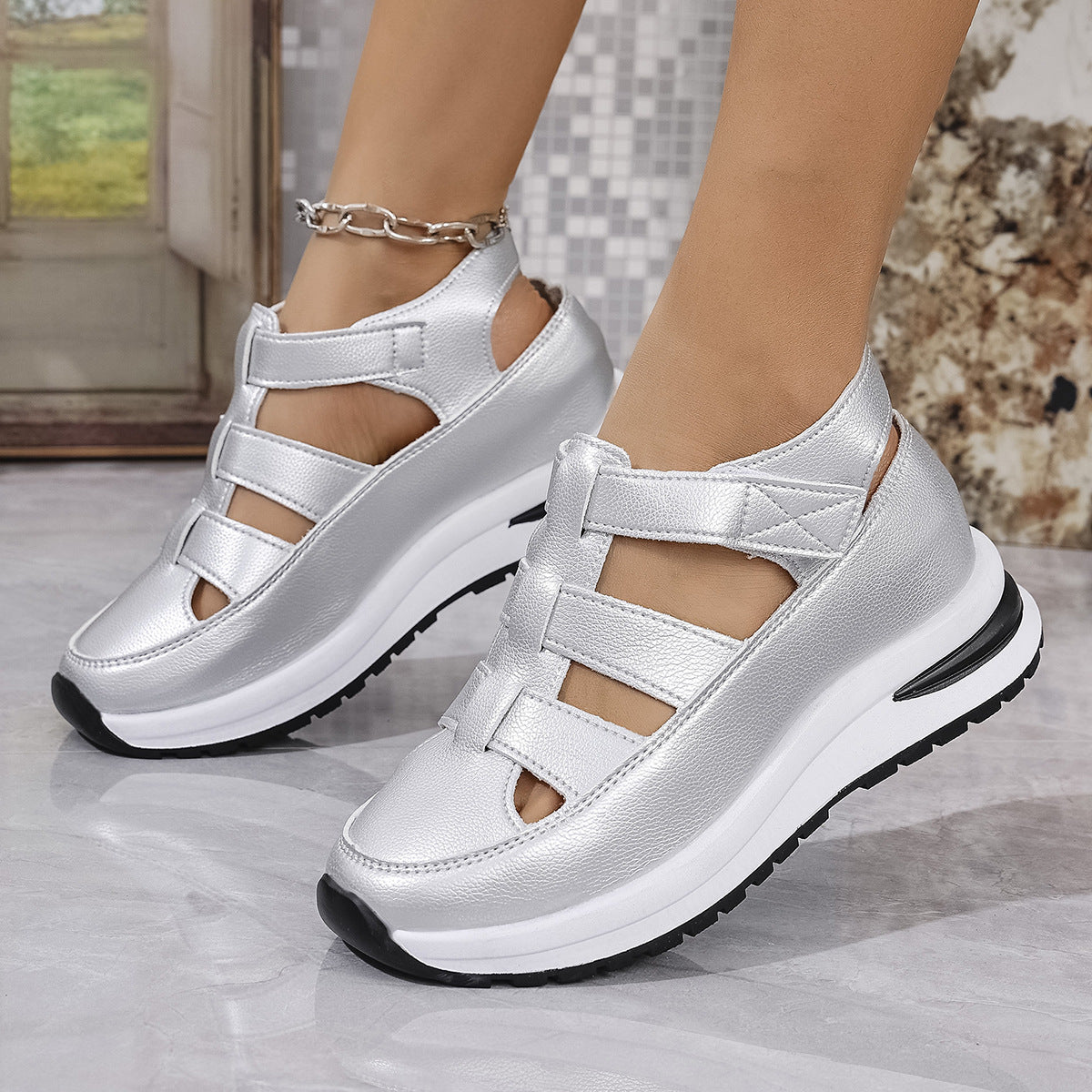 Sølv metallic lukket gladiatorsandal med velcrostrop og hvid platformssål – Venzelo