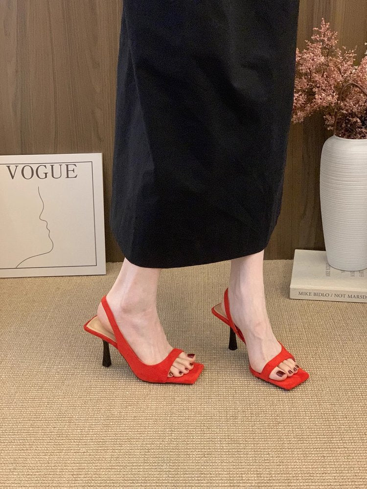 Rød slingback sandal med firkantet tå og stilethæl på model med marineblå nederdel — Venzelo