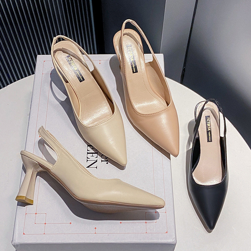Nude og sort slingback hæl med spids tå og trompethæl, ovenfra på hvid æske — Venzelo
