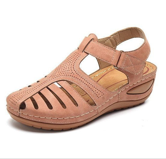 Fersken lukket kilehæls sandal med udskåret overdel og slingback — Venzelo