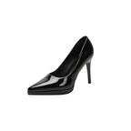 Sort lakeret stiletpumps med spids tå og diskret platform på hvid baggrund — Venzelo