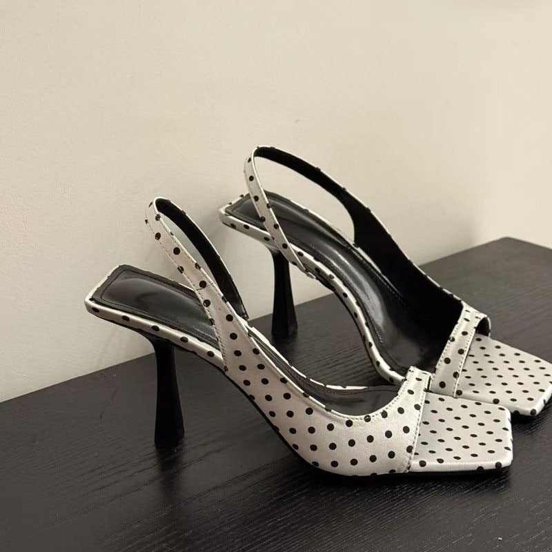 Hvid prikket slingback sandal med sorte prikker og firkantet tå set fra siden — Venzelo