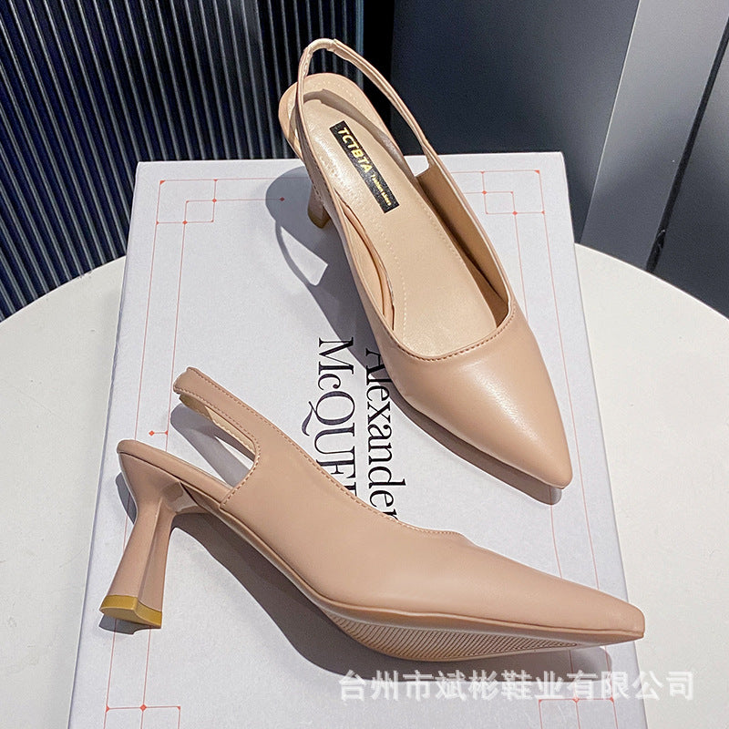 Nude slingback hæl med spids tå og gulddetalje, set fra siden og ovenfra — Venzelo