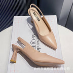 Nude slingback hæl med spids tå og gulddetalje, set fra siden og ovenfra — Venzelo