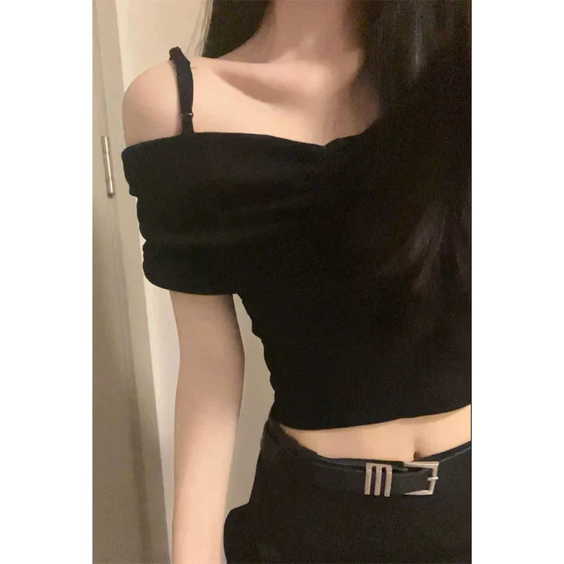 Sort tætsiddende crop top med asymmetrisk bar skulder og strop, forfra — Venzelo