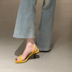 Gul slingback sandal med firkantet tå og slingback-rem set fra siden på model med jeans — Venzelo