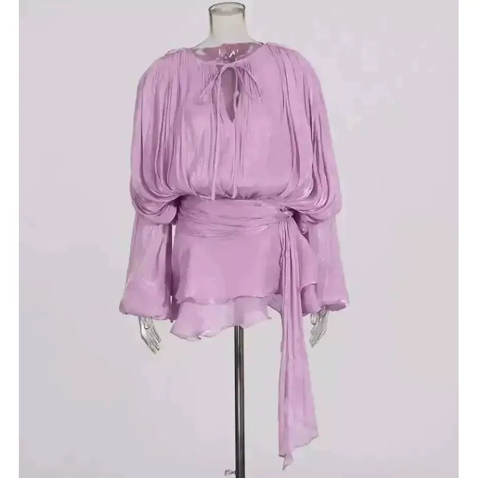 Lavendel plisseret bluse med snørebånd og talje-bindebånd på mannequin — Venzelo