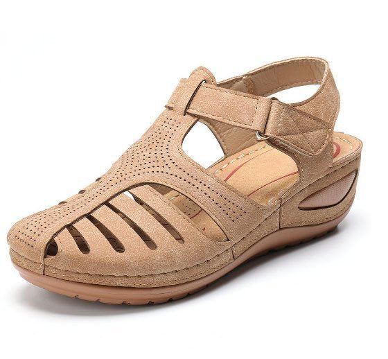 Beige lukket sandal med kilehæl og gennemhullet overdel til sommer — Venzelo