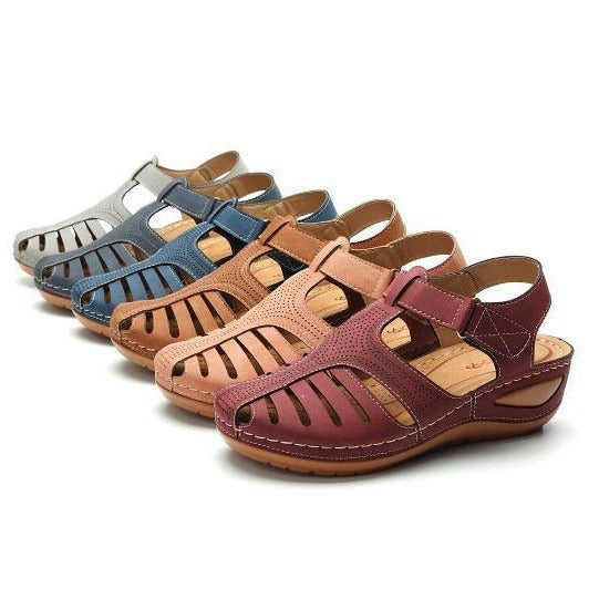 Fersken lukket kilehæls sandal med udskåret overdel og slingback — Venzelo