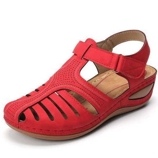 Rød lukket kilehæls sandal med udskåret overdel og velcrostrop — Venzelo
