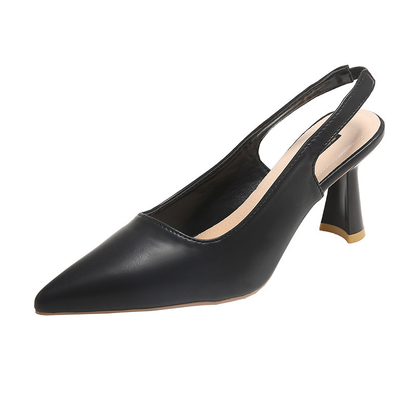 Sort slingback hæl med spids tå og gulddetalje på trompethælen, set fra siden — Venzelo
