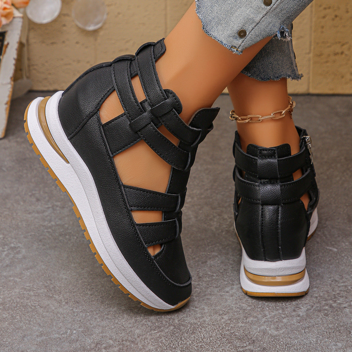 Sort gladiator platformssandal set bagfra med synlig lynlås og platform — Venzelo
