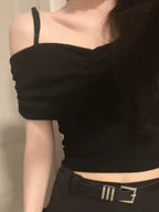 Sort tætsiddende skulderfri crop top, hel overkrop med bælte i taljen — Venzelo