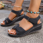 Grå kilehæl sandal med velcroremme og kontrastsøm langs sål — Venzelo