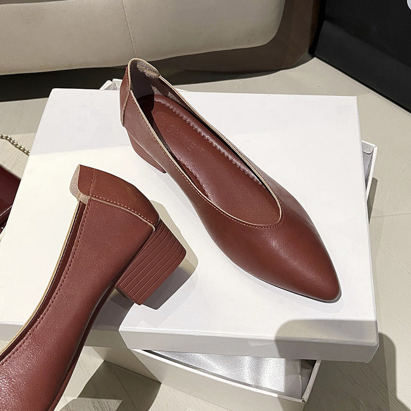 Beige spidssnudet pumps med blokhæl holdt i hånden, viser sideprofil og hældetalje — Venzelo
