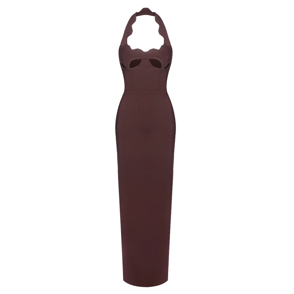 Chokoladebrun halterneck maxikjole med cut-out produktfoto på hvid baggrund — Venzelo