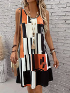 Hvid, rust og sort geometrisk ærmeløs kjole — forfra på model — Venzelo